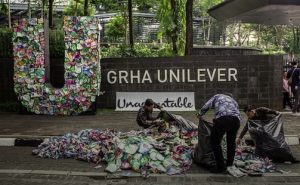 Greenpeace Indonesia kirim balik Sampah plastik Unilever