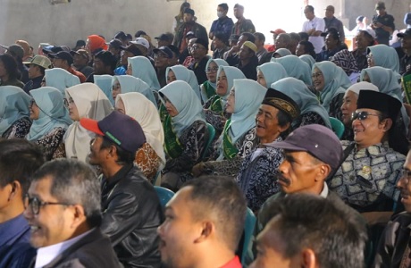 Dalam kegiatan Rembug Bedas ke-137 di Desa Arjasari, Bupati Bandung menyimak penjelasan mengenai program perbaikan rutilahu.