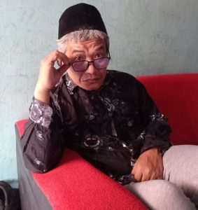 Sosok Kakek Viral yang Membawa Koper Melayang