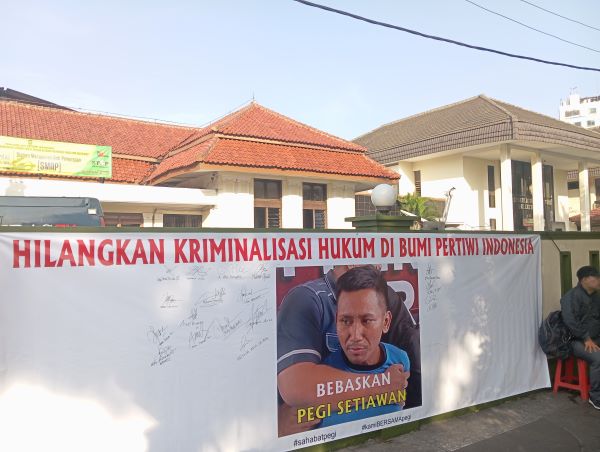 Spanduk Bebas Pegi Setiawan Hiasi PN Bandung
