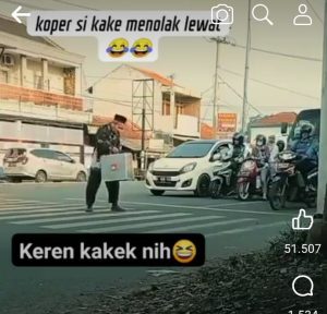 Video Pantomim Lucu Kakek Susah Bawa Koper