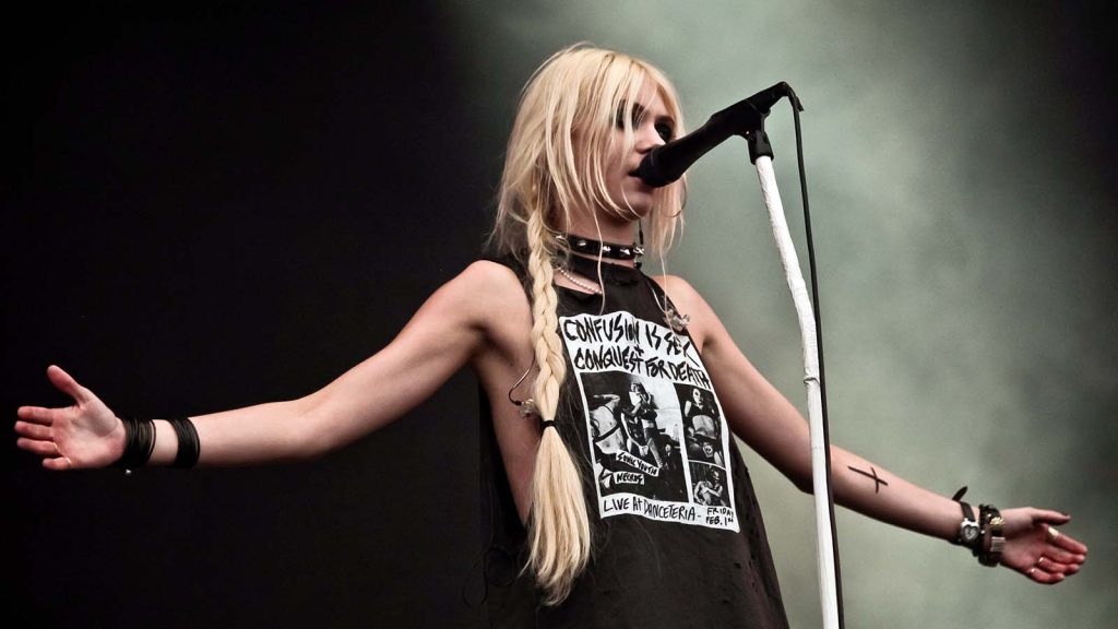 Taylor Momsen digigit kelelawar