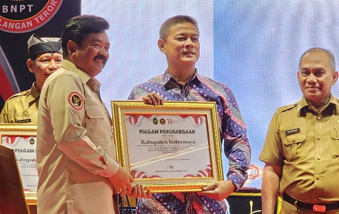 Kabupaten Indramayu menerima BNPT Award atas program Desa Siaga