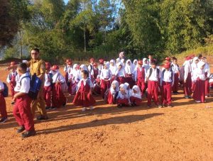 Siswa SDN di Bandung Barat Belajar di Lapangan Terbuka