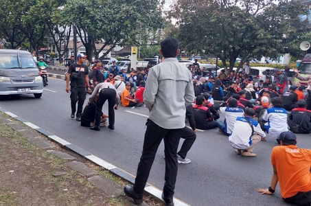 demo buruh disnakertrans jabar