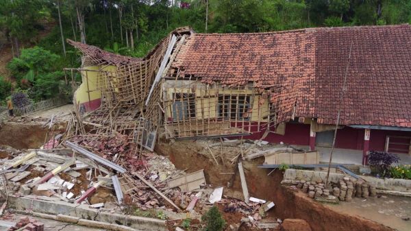 Orang Tua Siswa SD Terdampak Bencana di Bandung Barat