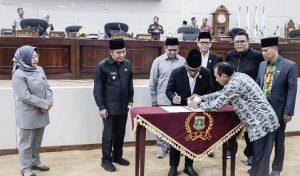 Pimpinan DPRD beserta Pj Gubernur Banten tandatangani Nota Kesepakatan KUA dan PPAS Perubahan APBD Provinsi Banten tahun Anggaran 2024.