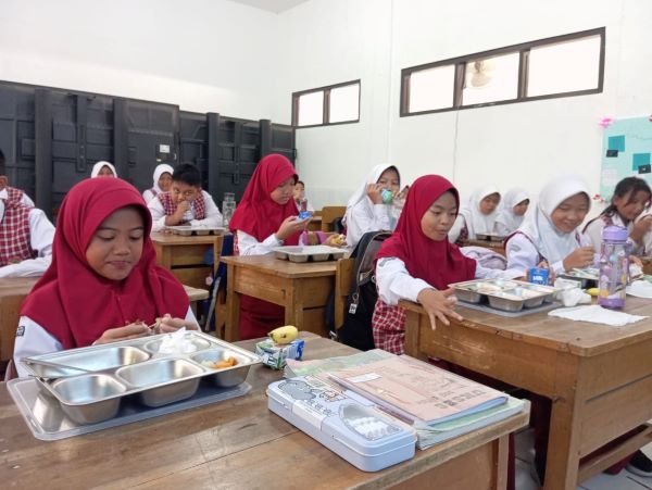 Jajanan makanan di sekitar sekolah, sedikit banyak mengancam kesehatan murid