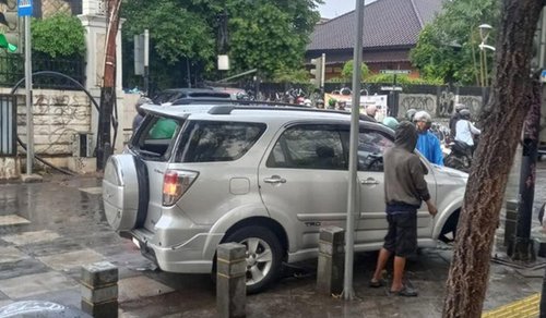 bocah 9 tahun nyetir mobil