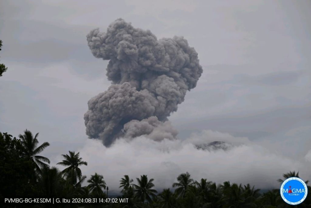 Gunung Ibu Maluku Utara Erupsi