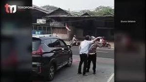 Pengemudi Mobil Terekam Marahi Polisi di Pulo Mas, Padahal Salah