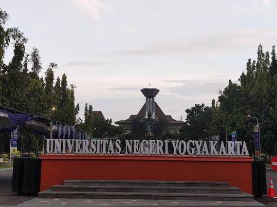 Dosen UNY mencekik Mahasiswa