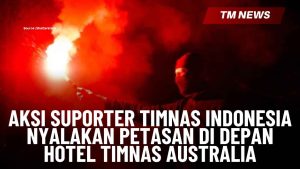 Aksi Suporter Timnas Indonesia Nyalakan Petasan di-Cover