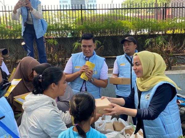 Relawan BALAD Kang Arfi Bagikan Nasi Kotak