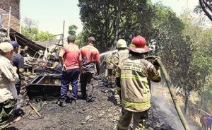 Damkar Kota Cimahi bahaya bakar sampah sembarangan