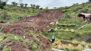 Evakuasi Material Tanah Longsor di Ujungberung