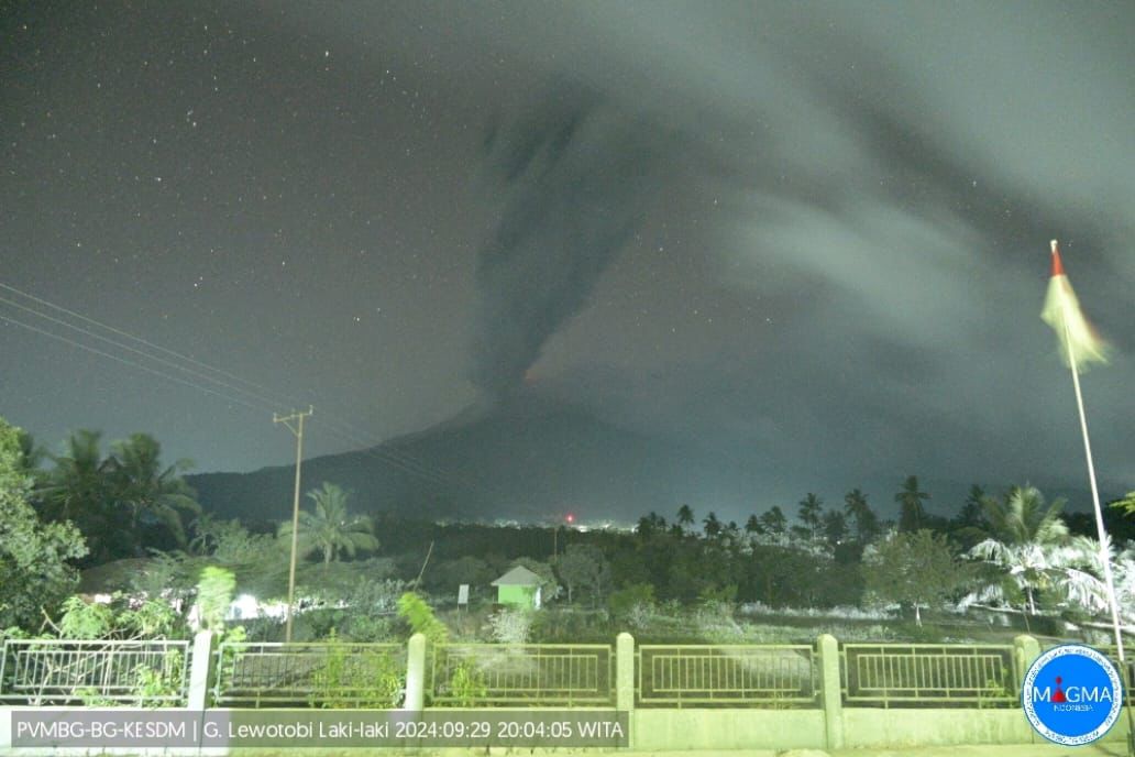 Gunung Lewotobi Lak-Laki Erupsi