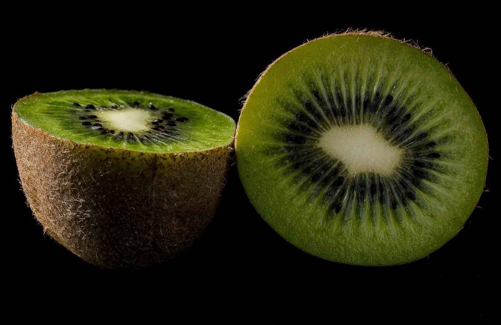 Tips membersihkan buah kiwi