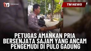 Petugas Amankan Pria Bersenjata Sajam yang Ancam P-Cover