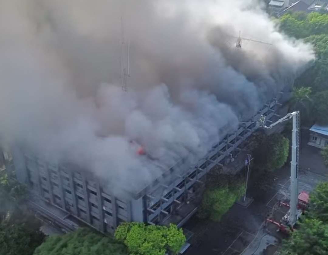 Belasan Mobil Damkar Dikerahkan Padamkan Api Gedung Bakamla