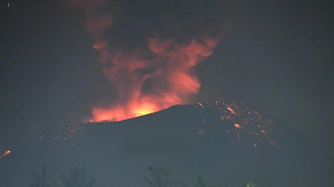 Gunung Ibu Erupsi Lontarkan Abu Vulkanik