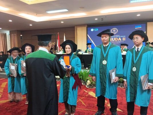 Wisuda II Universitas Halim Sanusi