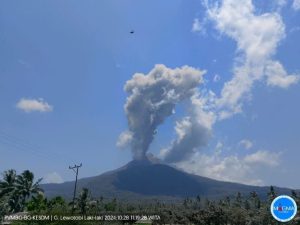 Gunung Lewotobi Laki-laki Meletus