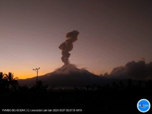 Gunung Lewotobi Laki-laki Meletus