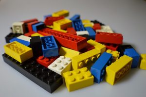 Merakit Lego bricks melody