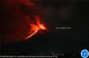 Gunung Lewotobi Laki-Laki Meletus