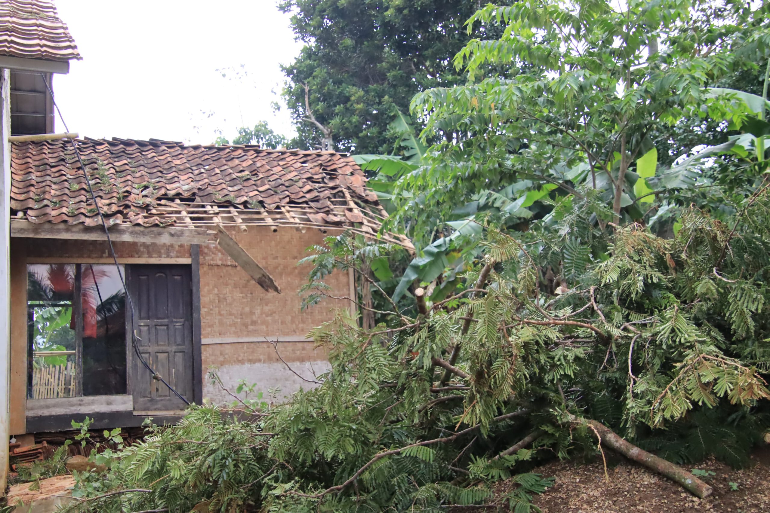 Angin Kencang Sapu 114 Rumah Warga di Sindangkerta Bandung Barat