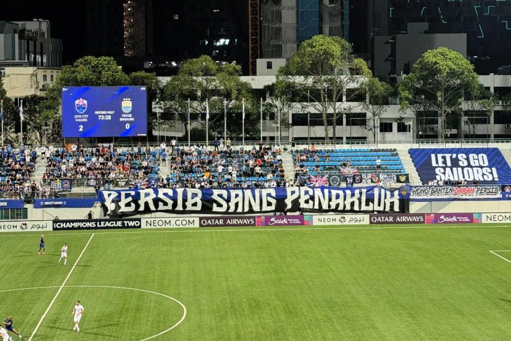 Spanduk Bertulisan 'Persib Sang Penakluk'