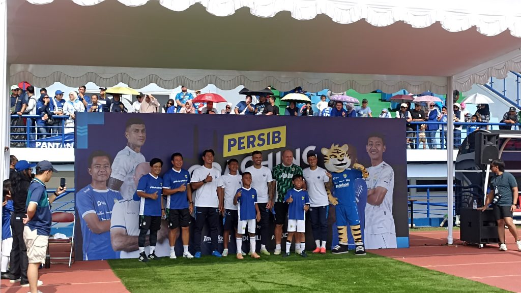 Staf Pelatih Persib Turun Gunung Untuk Memandu Anak-Anak