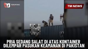 Pria Sedang Salat di Atas Kontainer Dilempar Pasuk-Cover