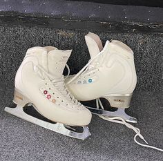 sepatu ice skating