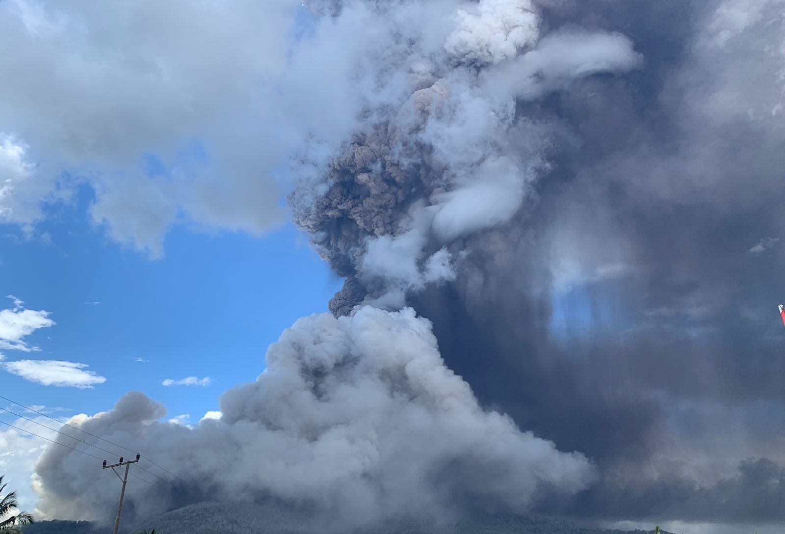 Terjadi Awan Panas Guguran Gunung Lewotobi Laki-Laki