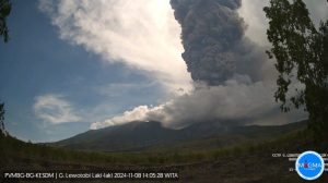 Gunung Lewotobi Laki-laki Kembali Erupsi Disertai Awan Panas