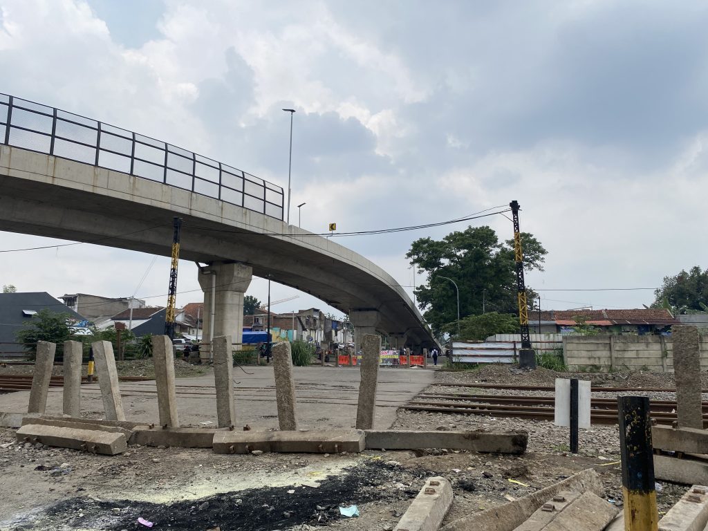 Para Pedagang dan Warga Minta Jalan di Bawah Flyover Ciroyom Dibuka Sebelum JPO Dibangun