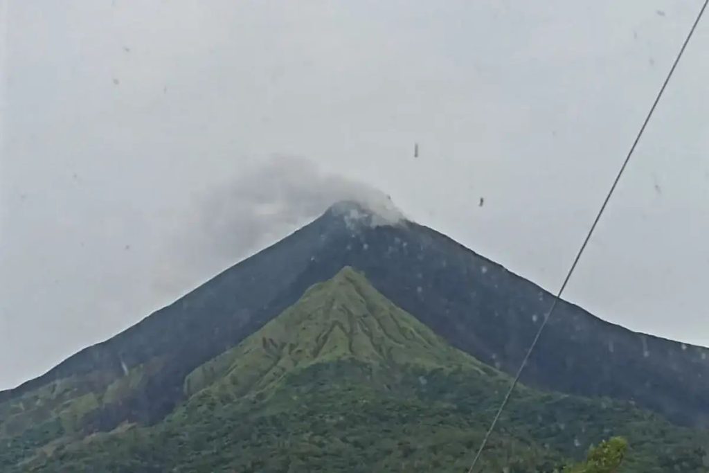 Gunung Karangetang di Pulau Siau, Kabupaten Kepulauan Sitaro, Sulut. (Foto: ANTARA/HO-Pos PGA, PVMBG, Badan Geologi)