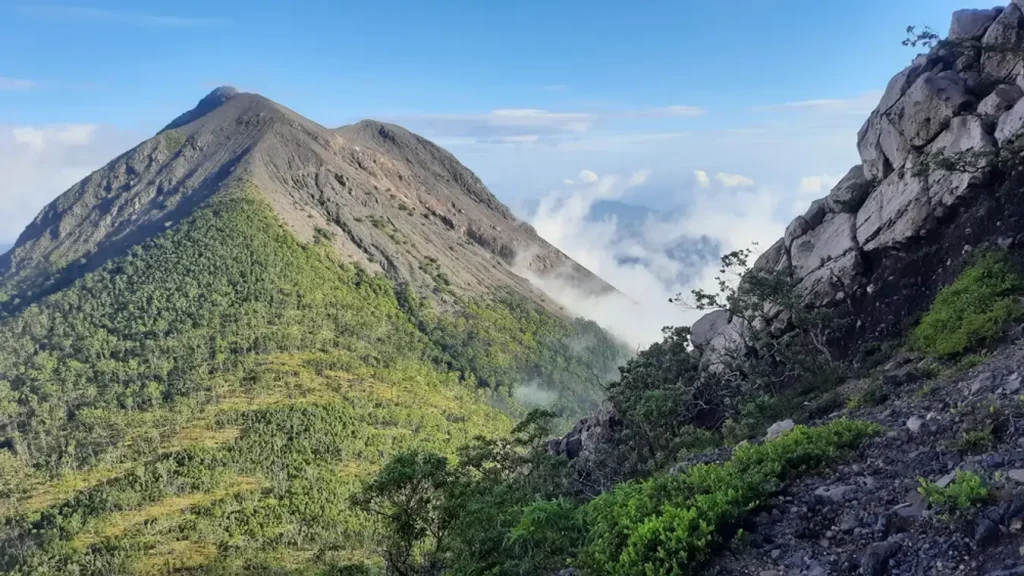 gunung lewotobi laki-laki