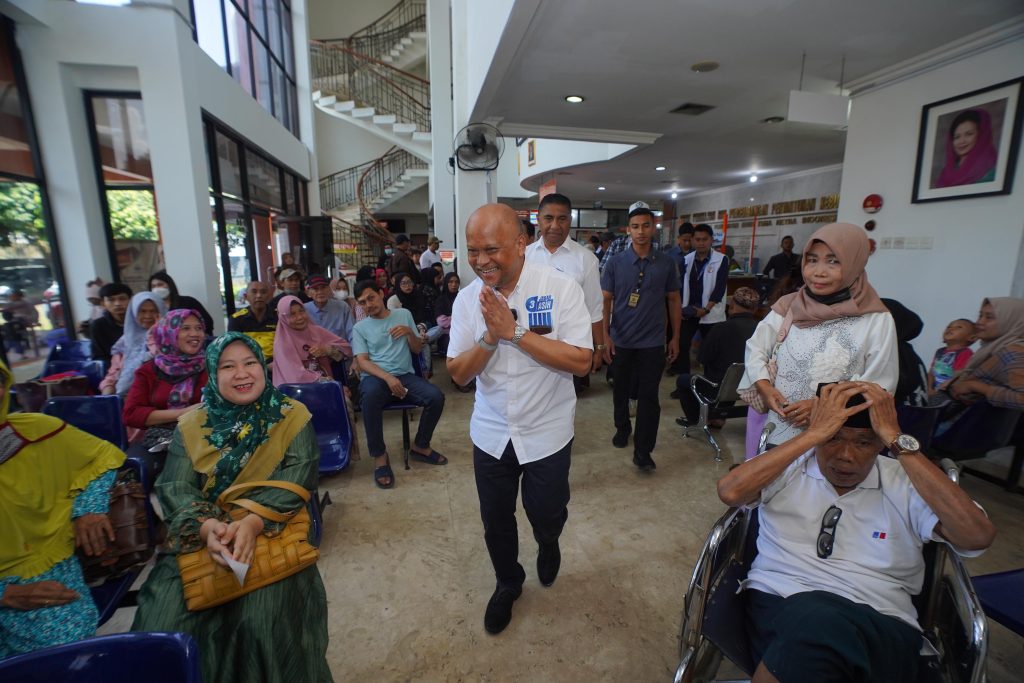 Ilham Habibie Kunjungi Klinik Mata Hasri Ainun Habibie