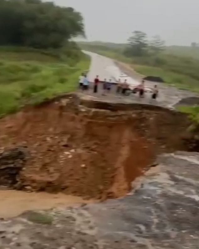 Berdasarkan informasi yang didapat, Jembatan jalur Puncak Dua itu putus kemarin sekitar pukul 17.00 WIB saat hujan deras.