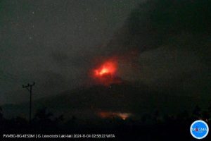 Gunung Lewotobi Laki-laki NTT Meletus Lontarkan Abu Vulkanik