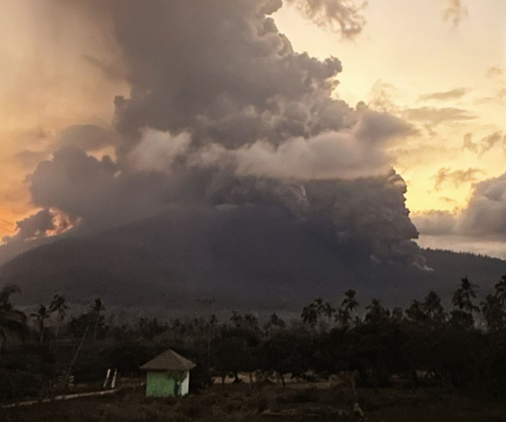 Gunung Lewotobi Laki-Laki Erupsi Disertai Lontaran Lava Pijar