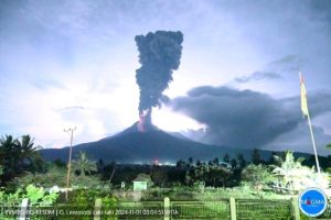 Gunung Lewotobi Laki-laki Erupsi