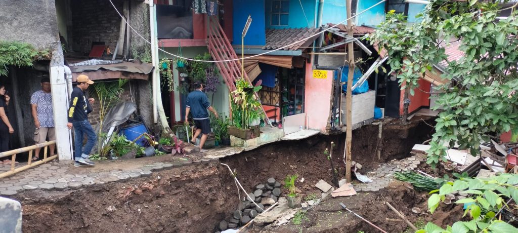 Dua Rumah Warga Ambruk di Kelurahan Arjuna Kota Bandung