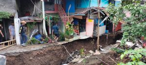 Dua Rumah Warga Ambruk di Kelurahan Arjuna Kota Bandung