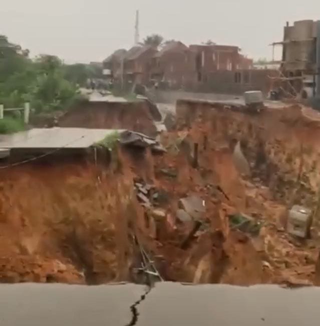 Jalan Kabupaten Tangerang-Bogor Amblas Akibat Longsor