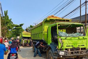 supir truk tangerang lindas kaki anak sd