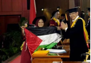 Wisudawan bentangkan bendera palestina